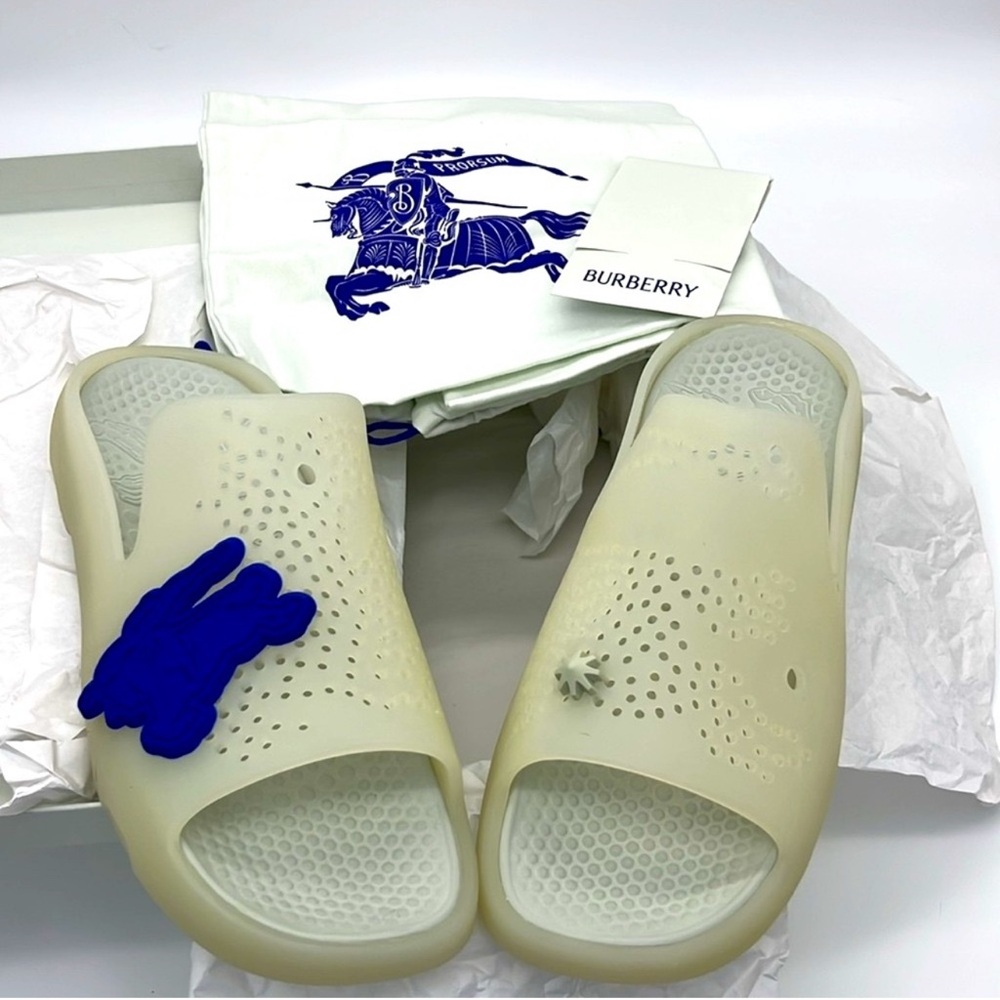BURBERRY Unisex Stingray cream slide sandalsz Burberry Knight Charm Retail $550